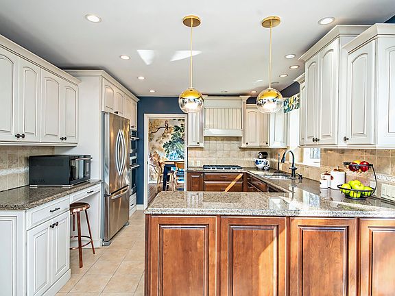 5th image of 2721 Highland Ct