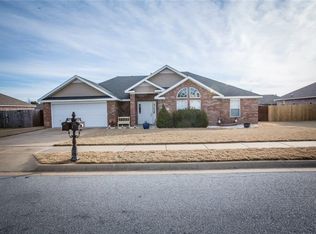 609 Piney Ln, Springdale, AR 72764