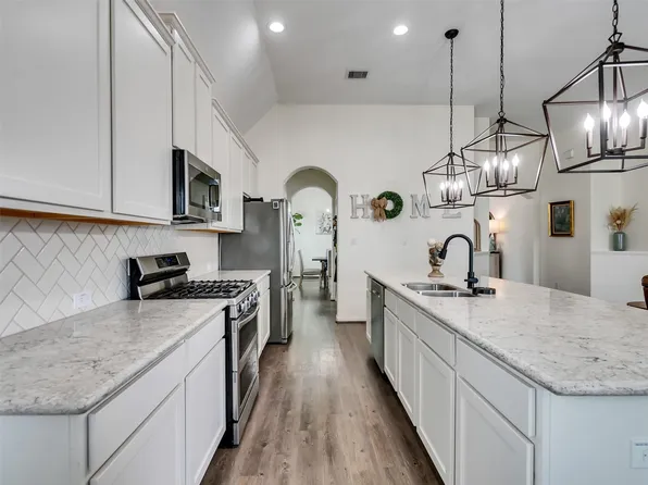 14247 Medina Dr, Baytown, TX 77523