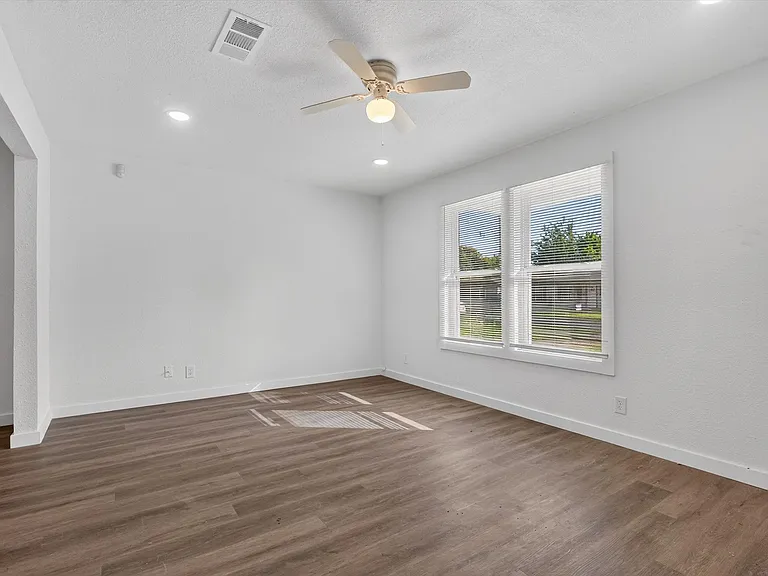 541 NW King St — Photo 7