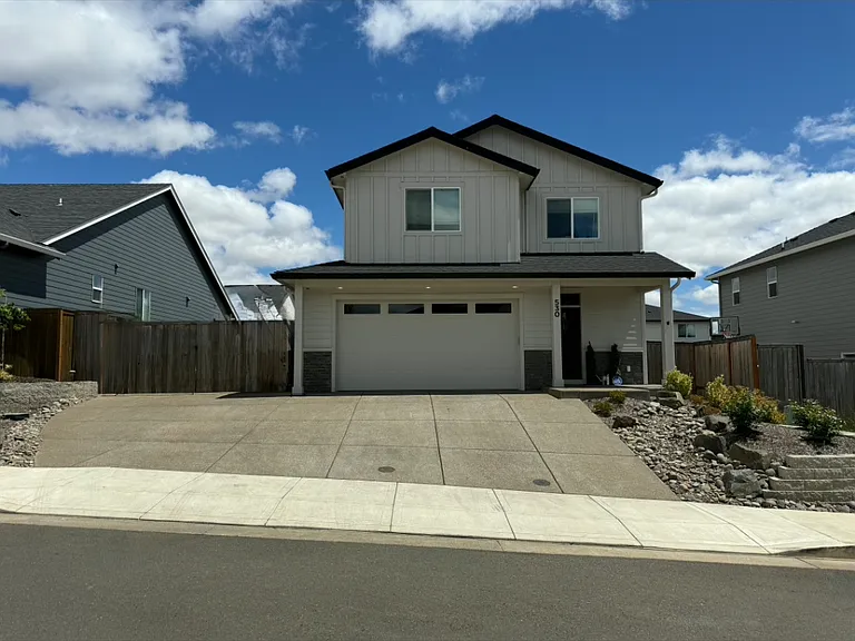 530 NW Crater Lake Dr — Photo 1
