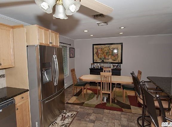 3rd image of 27 Greis Ave