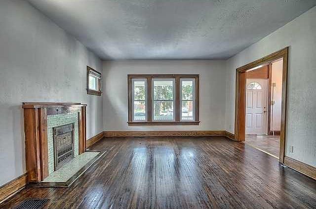 1st image of 374 E 12th Ave