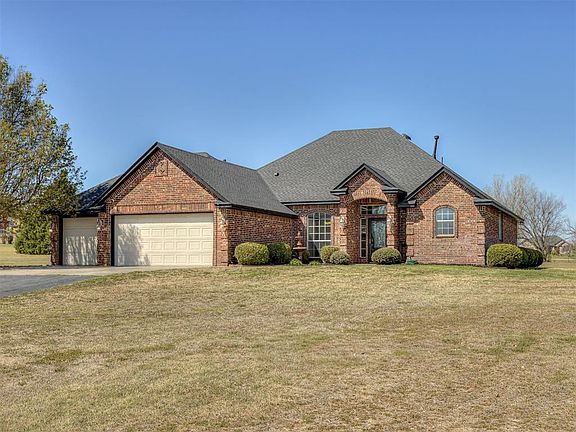 2nd image of 2911 Crane Cir