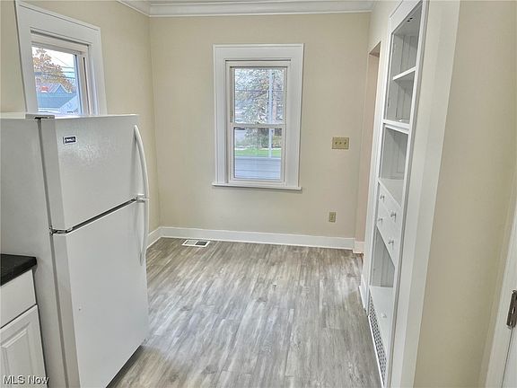 5th image of 323 S Prospect St