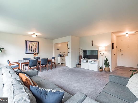 3rd image of 10201 Grosvenor Pl APT 319
