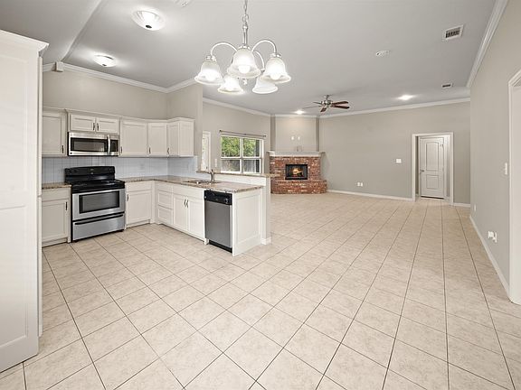 4th image of 445 Ambrose Ave