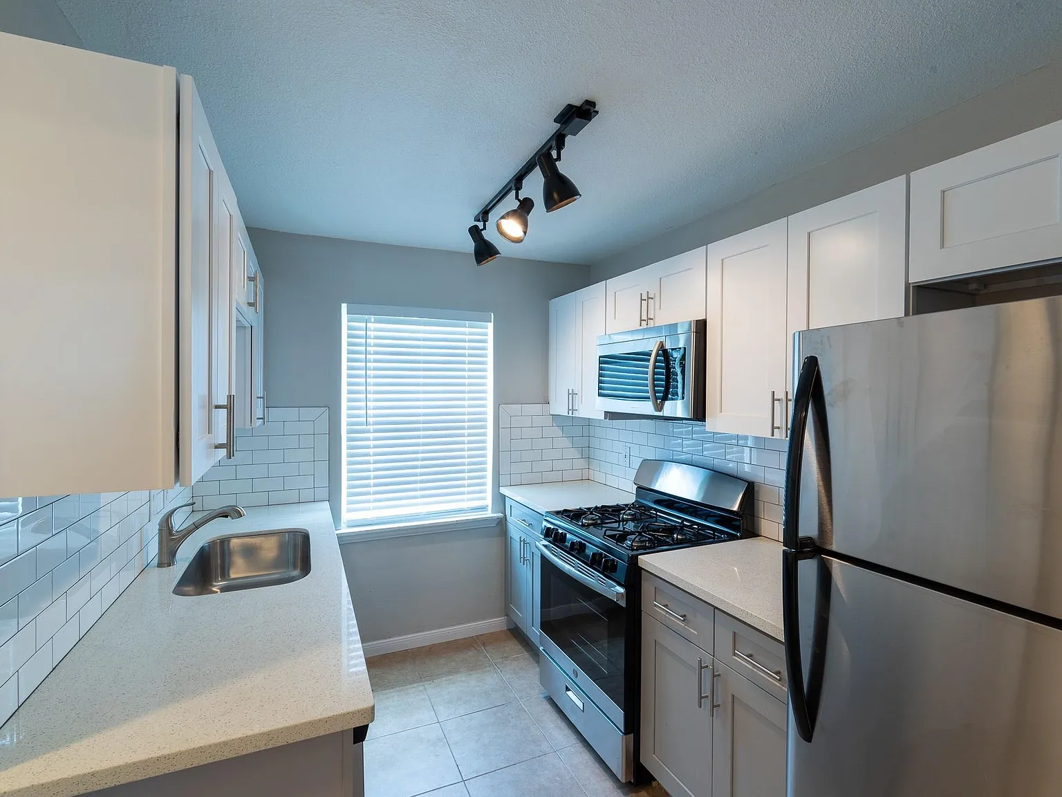 2 bed, 1.0 bath, $999 — Photo 2