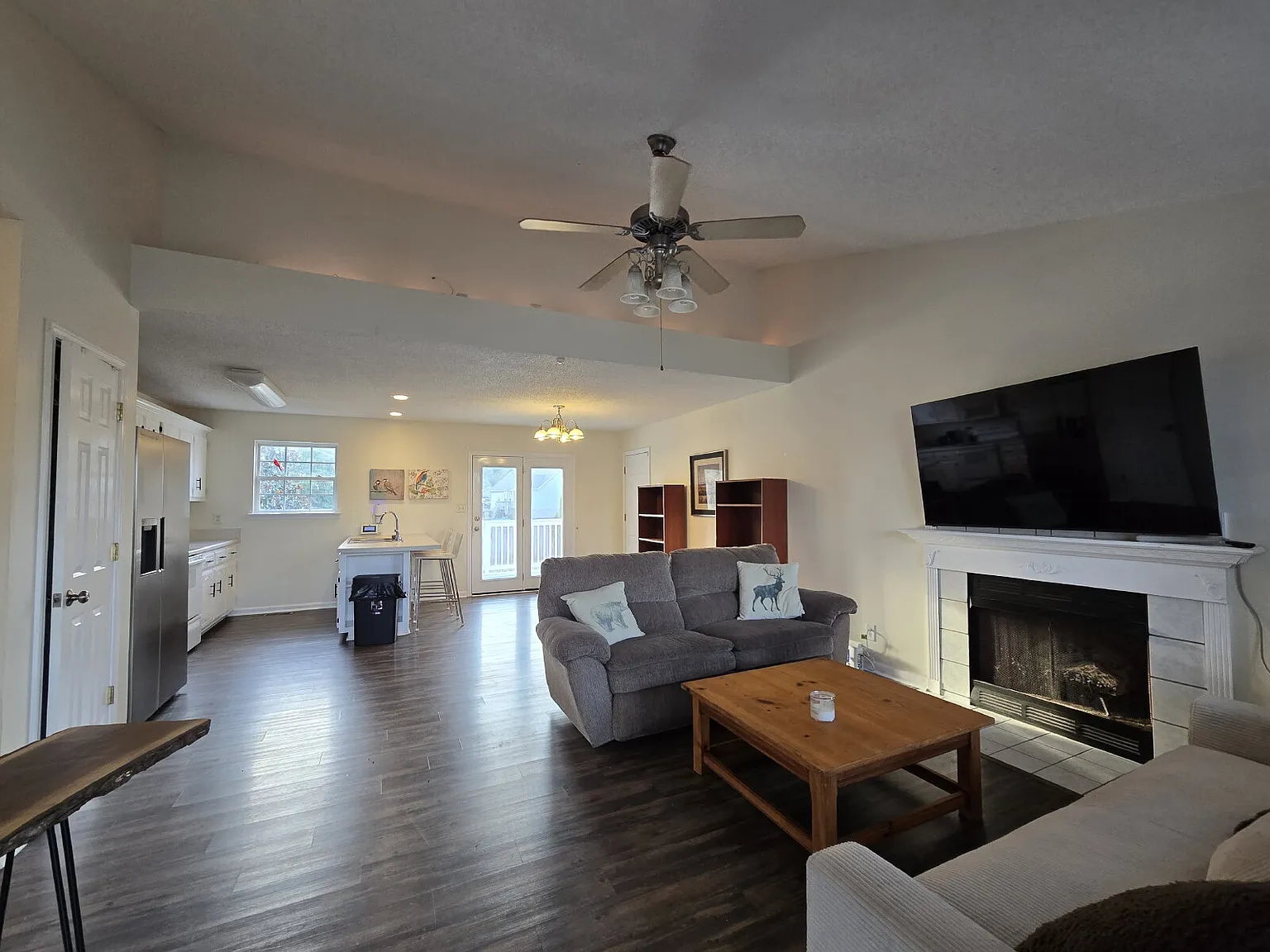 3 bed, 2.0 bath, 1086 sqft, $2,400 — Photo 2