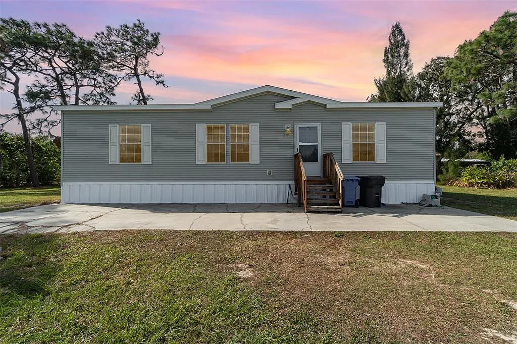 3 bed, 2.0 bath, 1440 sqft, $2,000 — Photo 1