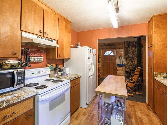 3rd image of 717 Summit View Rd