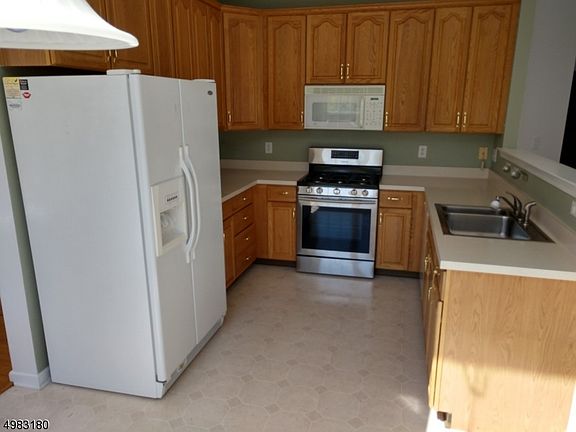 5th image of 450 Hamilton Dr #1