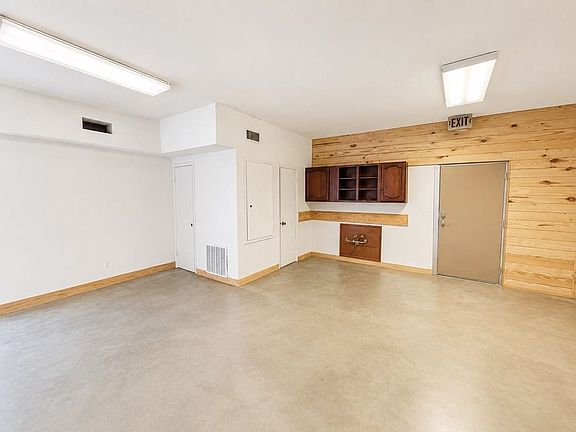 29th image of 905 E Court St