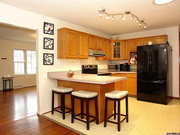 5th image of 12 Gingham Ave