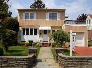 35 Aberdeen Rd, New Hyde Park, NY 11040