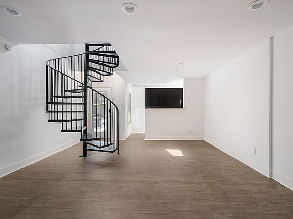 3rd image of 3321 Oak Grove Ave #114