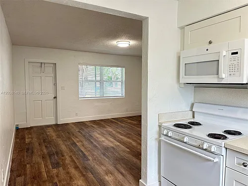 1821 Thomas St Photo 1