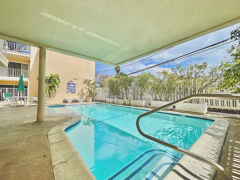 Rexford Park Plaza — Photo 8