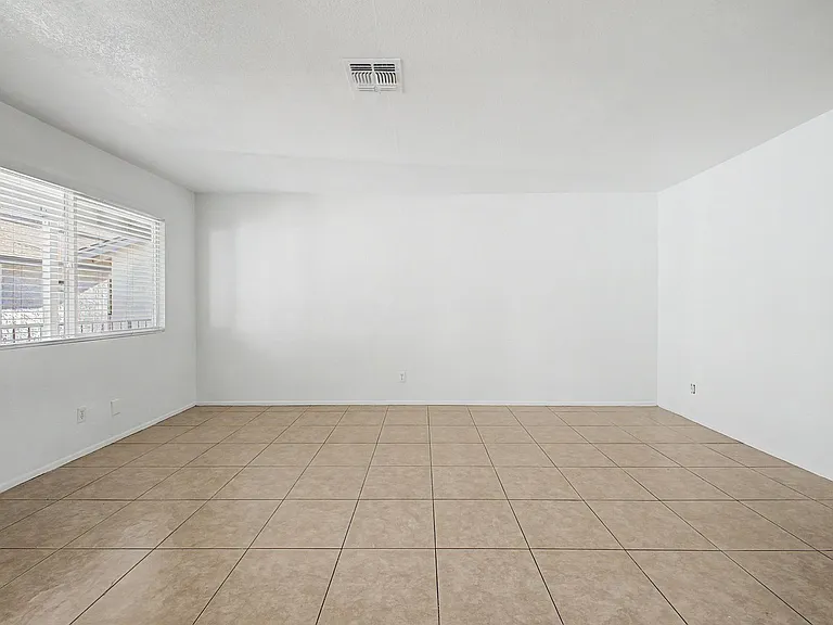 Twin Palms Apartments — Photo 9