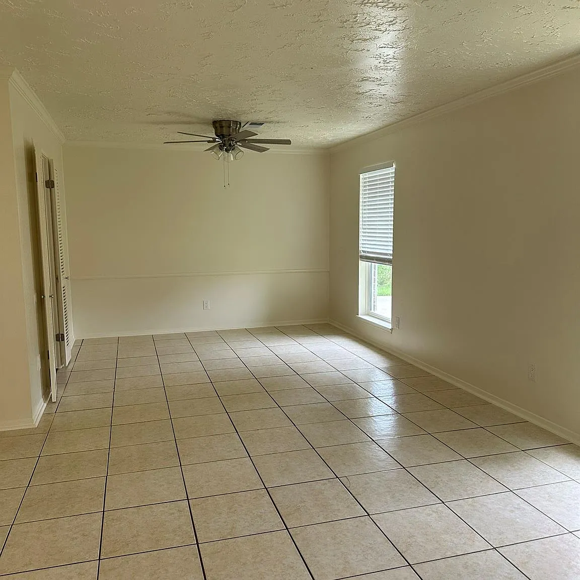 4 bed, 2.0 bath, 2042 sqft, $2,300 — Photo 4