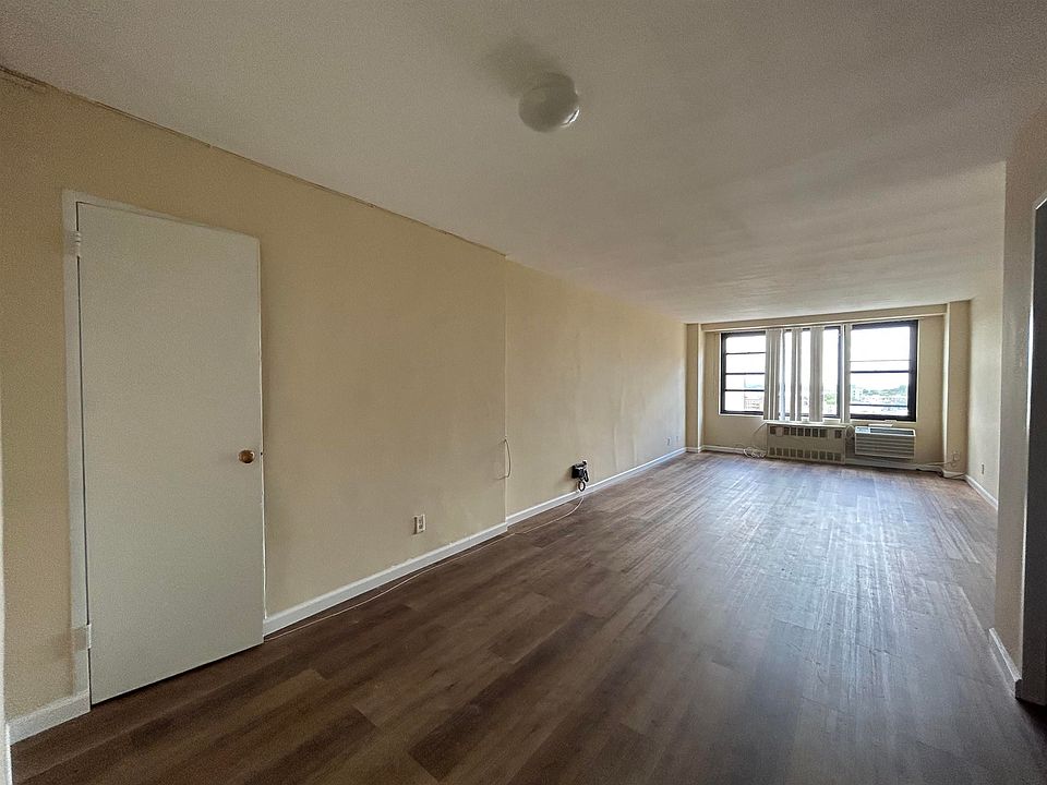 1st image of 10 Huron Ave APT 14M
