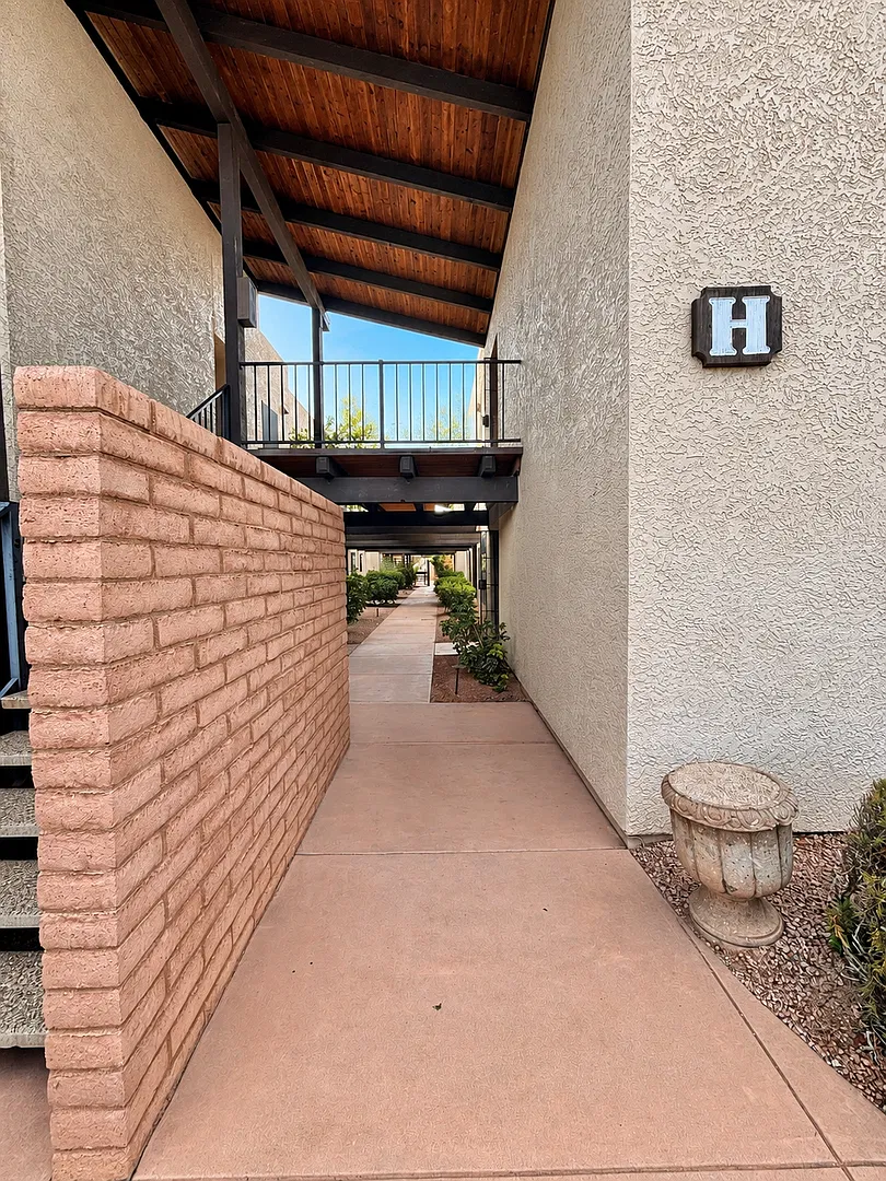 Unfurnished, 1-year long-term rental 750 off 1st month rent w/ 1 year lease agreement** — Photo 3