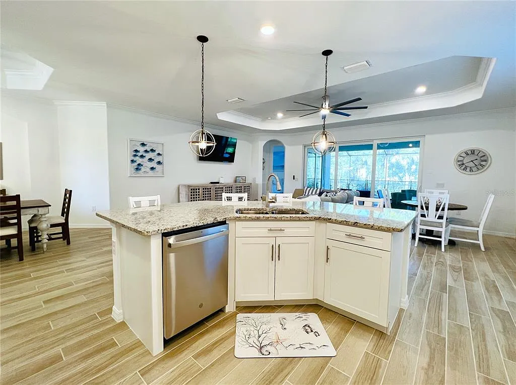 4 bed, 2.0 bath, 2251 sqft, $9,500 — Photo 4