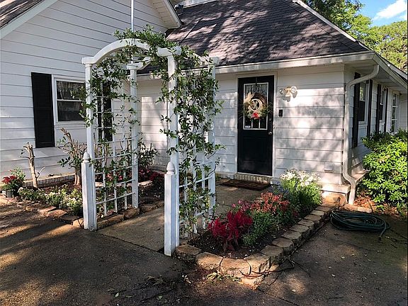 2nd image of 103 Oakwood Dr
