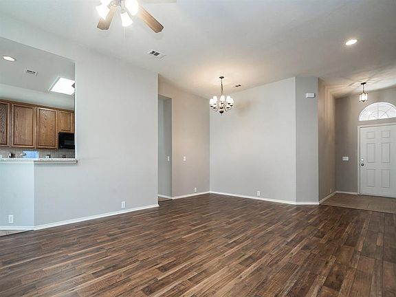 4th image of 4024 Glenwyck Dr E