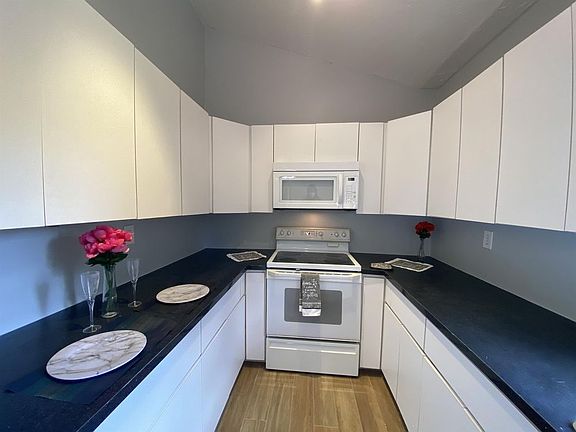 5th image of 322 SW 33rd Ter