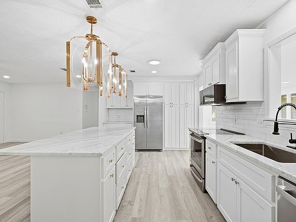 3rd image of 209 Pondarosa Pl