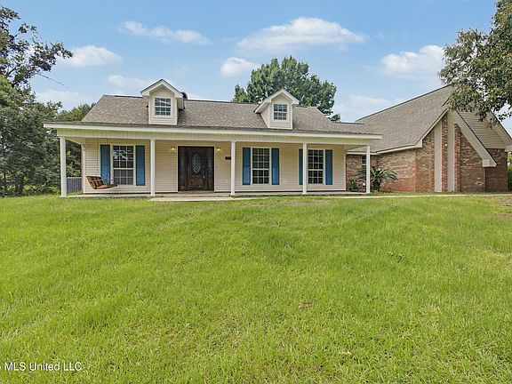 2nd image of 15553 Village Cir