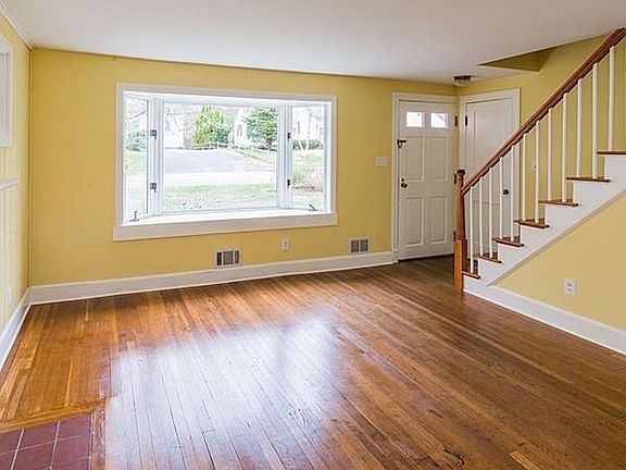 5th image of 121 Burgess Ave
