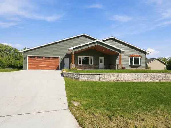661 E River Dr, Omro, WI 54963