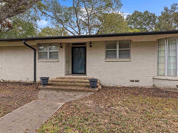 4th image of 208 Wildwood Ln