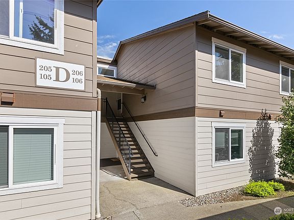 HOA has replaced roof, siding, windows in recent years. It's in great shape and it shows!>