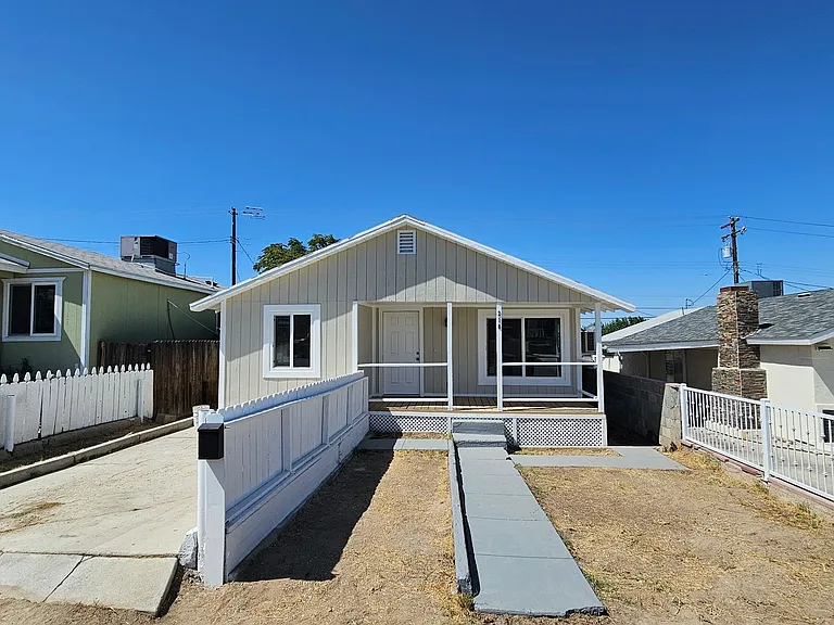 218 F St — Photo 2