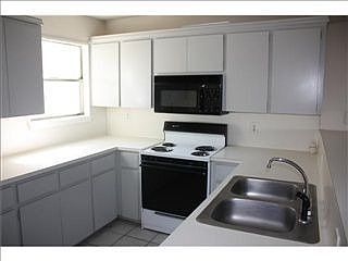 4th image of 8623 Putnam Dr APT B