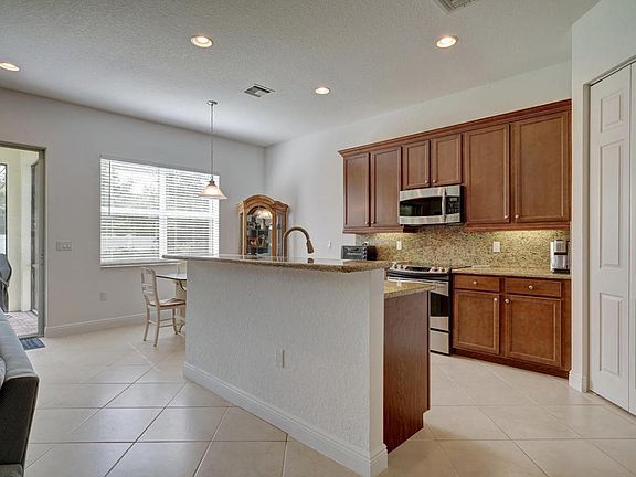4th image of 9302 Isles Cay Dr