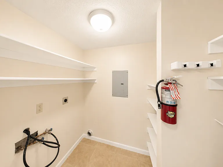 720 NE 30th Ave #H — Photo 6