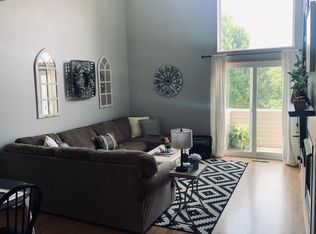 689 Kingfisher Ln APT B, Woodbury, MN 55125