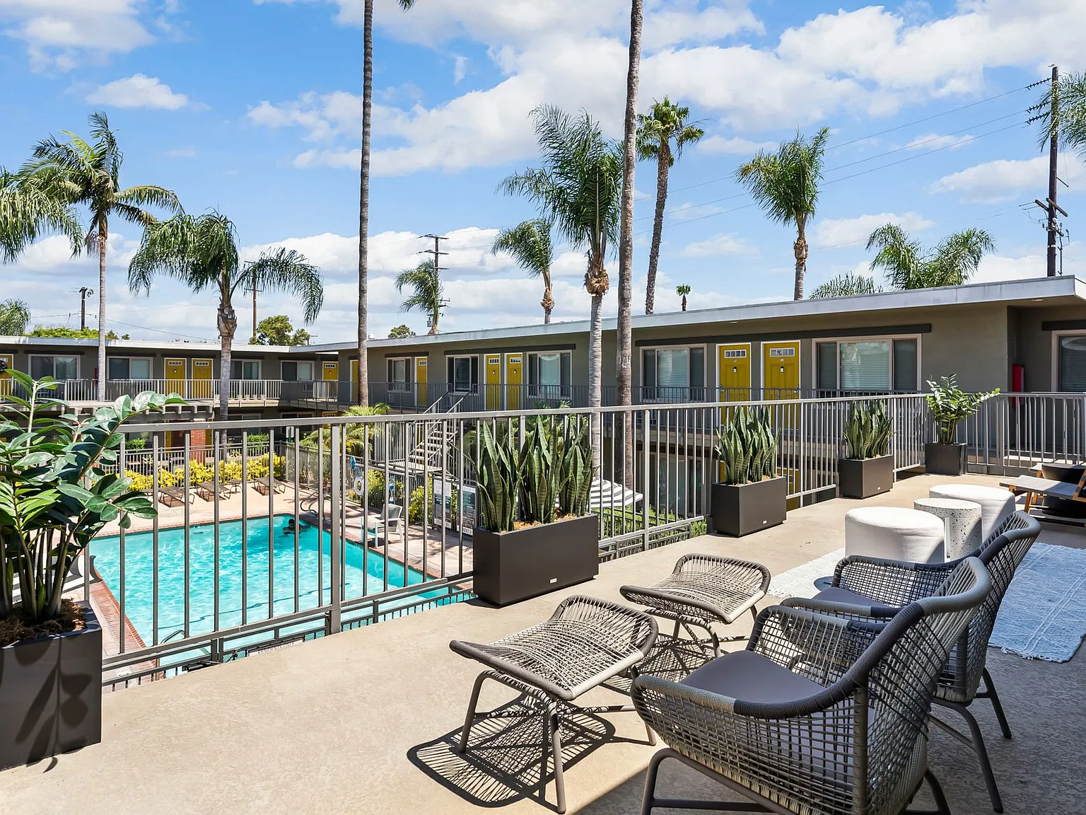 California Palms Apartments — Photo 3