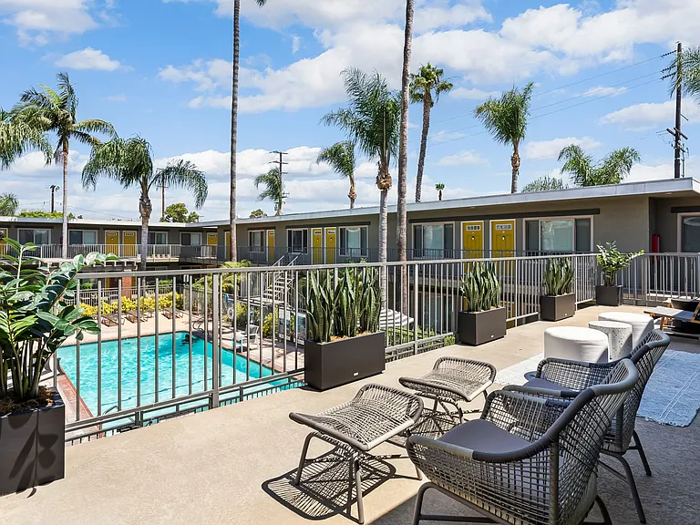 California Palms Apartments — Photo 6