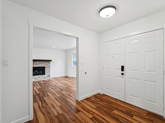 Entry w/ closet space