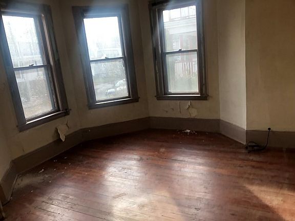 4th image of 19 Harwood St