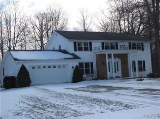 85 Fernwood Ln, Grand Island, NY 14072