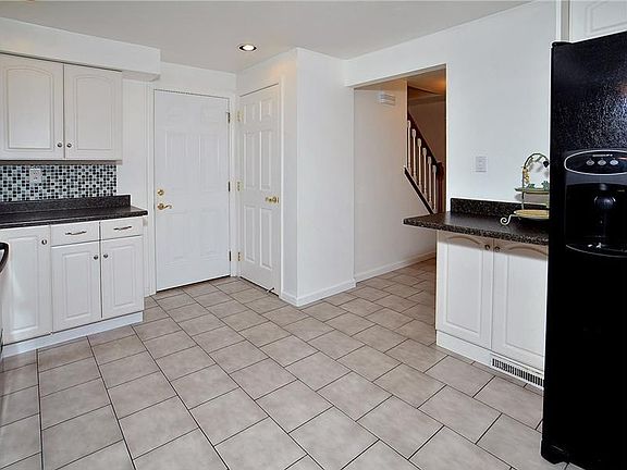 4th image of 541 Willow Ave
