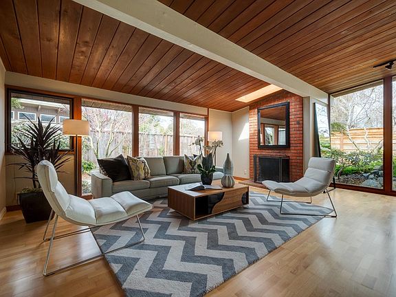 3rd image of 906 Van Auken Cir
