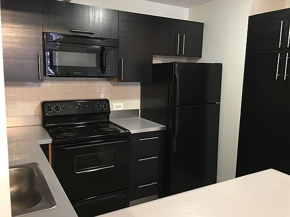 2nd image of 1003 Lasalle St #111