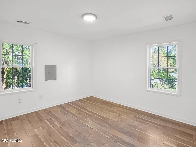 28 Oak Ln — Photo 3